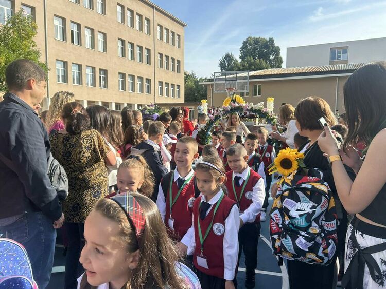 Кметът на община Перник Станислав Владимиров откри новата учебна година