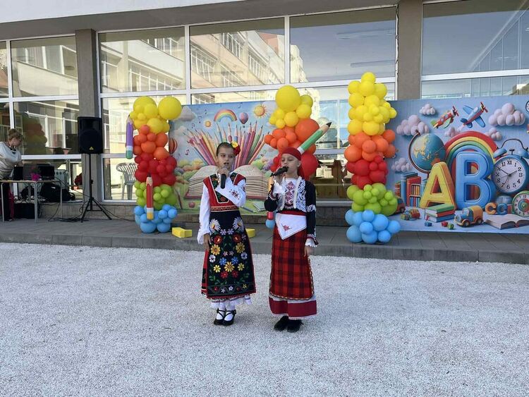 ОУ „Шандор Петьофи“ оживя с Кирил и Методий, Паисий и съвременно дете