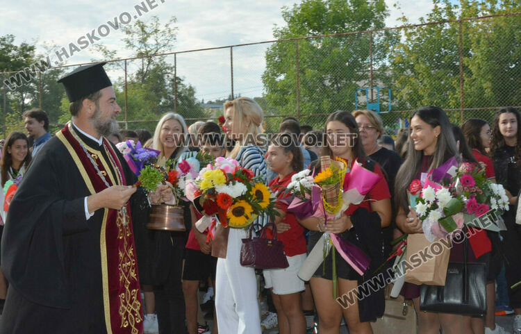 Първи звънец за 84 първокласници в хасковското СУ „Васил Левски“