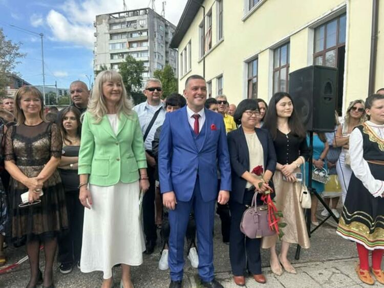 Кметът на община Перник Станислав Владимиров откри новата учебна година