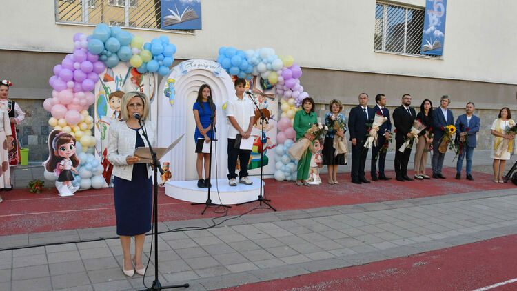 112 първокласници посрещна ОУ „Иван Рилски“, откриха нов СТЕМ център