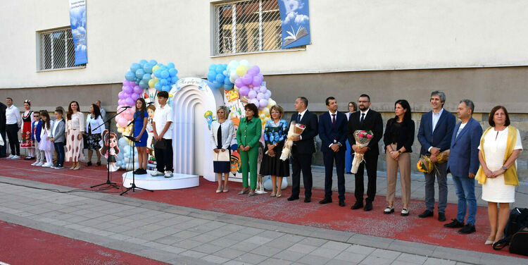 112 първокласници посрещна ОУ „Иван Рилски“, откриха нов СТЕМ център  