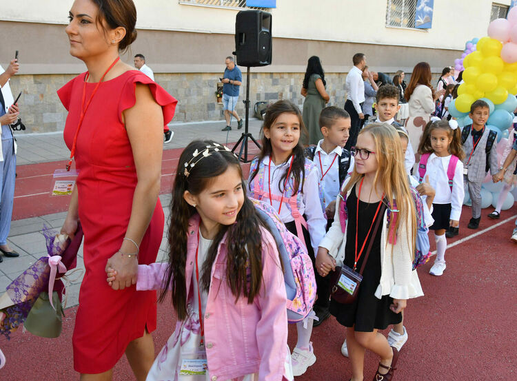 112 първокласници посрещна ОУ „Иван Рилски“, откриха нов СТЕМ център  