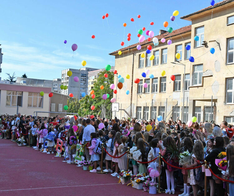 112 първокласници посрещна ОУ „Иван Рилски“, откриха нов СТЕМ център