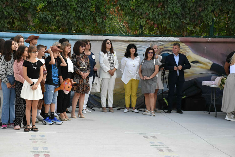 В ОУ „Св. Климент Охридски“ вместо букети дариха средства за деца в нужда