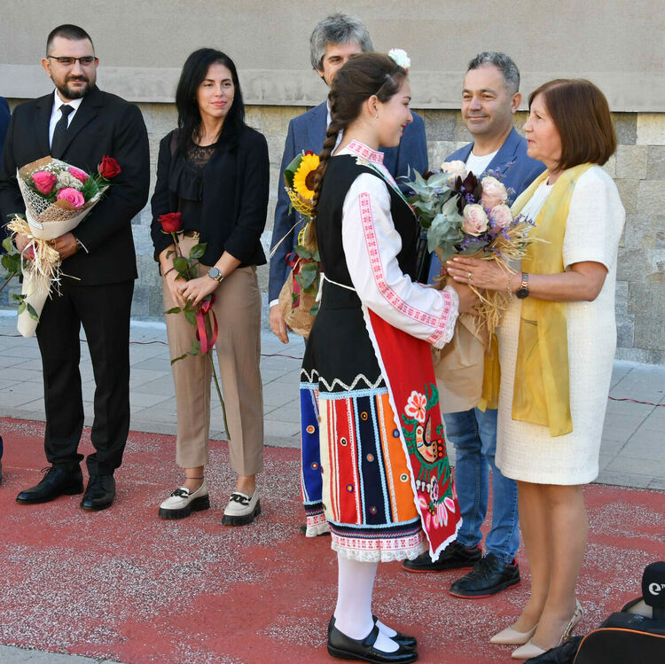 112 първокласници посрещна ОУ „Иван Рилски“, откриха нов СТЕМ център  