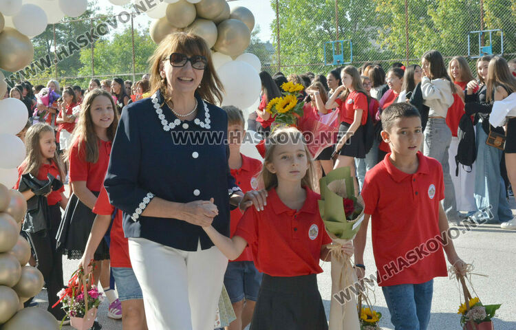 Първи звънец за 84 първокласници в хасковското СУ „Васил Левски“