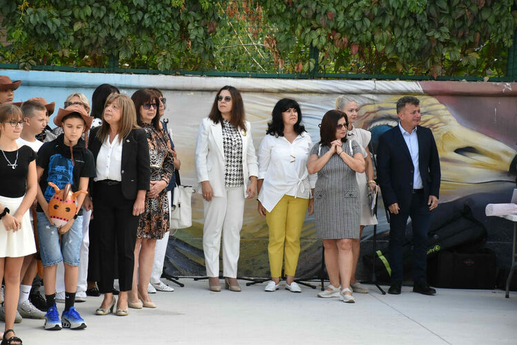 В ОУ „Св. Климент Охридски“ вместо букети дариха средства за деца в нужда