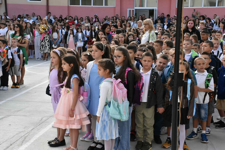 В ОУ „Св. Климент Охридски“ вместо букети дариха средства за деца в нужда