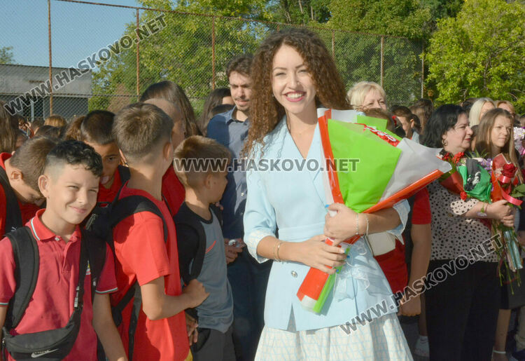 Първи звънец за 84 първокласници в хасковското СУ „Васил Левски“