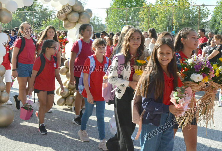 Първи звънец за 84 първокласници в хасковското СУ „Васил Левски“