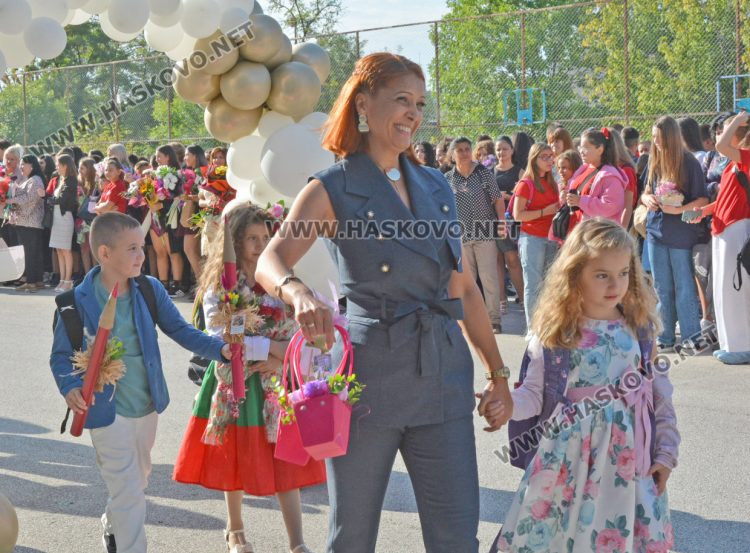 Първи звънец за 84 първокласници в хасковското СУ „Васил Левски“