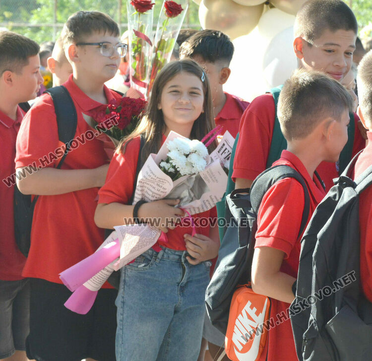 Първи звънец за 84 първокласници в хасковското СУ „Васил Левски“