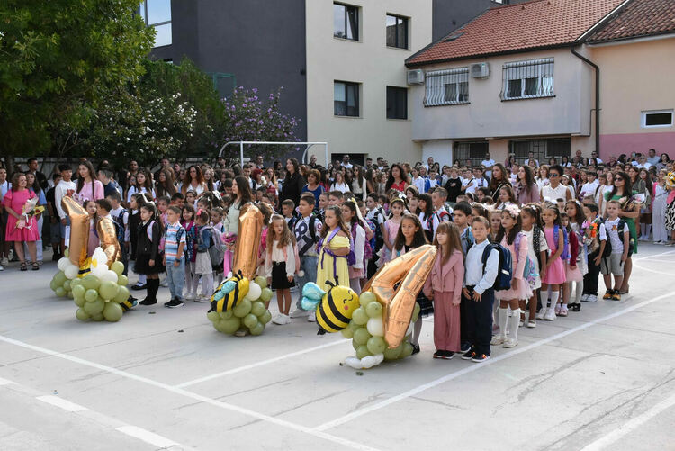 В ОУ „Св. Климент Охридски“ вместо букети дариха средства за деца в нужда