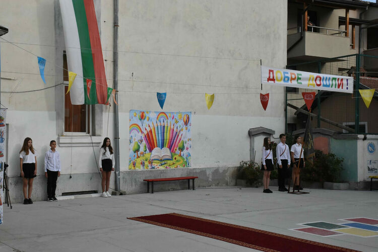 В ОУ „Св. Климент Охридски“ вместо букети дариха средства за деца в нужда