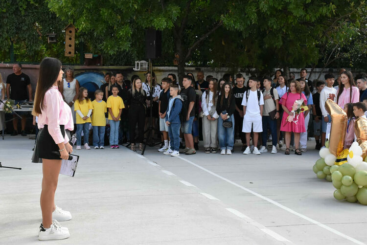 В ОУ „Св. Климент Охридски“ вместо букети дариха средства за деца в нужда