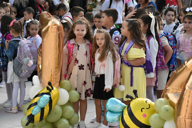 В ОУ „Св. Климент Охридски“ вместо букети дариха средства за деца в нужда