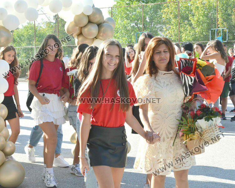 Първи звънец за 84 първокласници в хасковското СУ „Васил Левски“