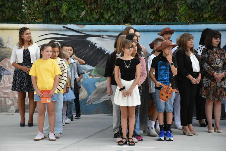 В ОУ „Св. Климент Охридски“ вместо букети дариха средства за деца в нужда