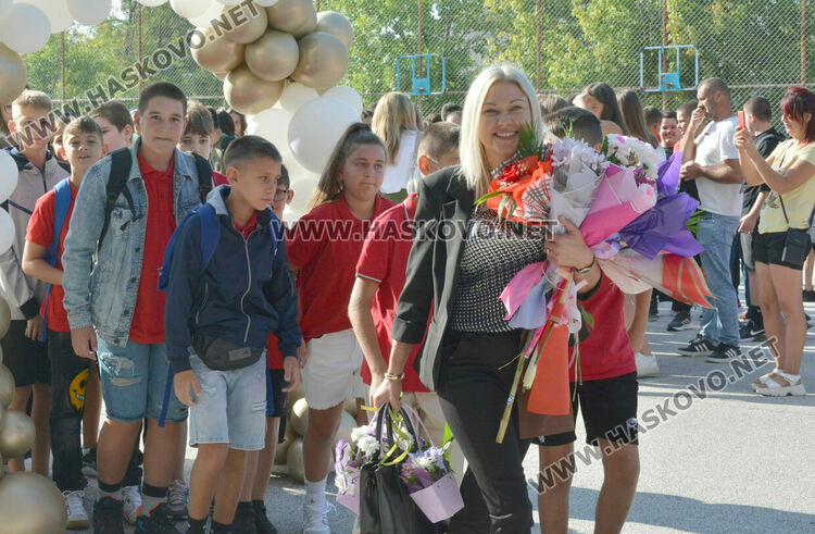 Първи звънец за 84 първокласници в хасковското СУ „Васил Левски“