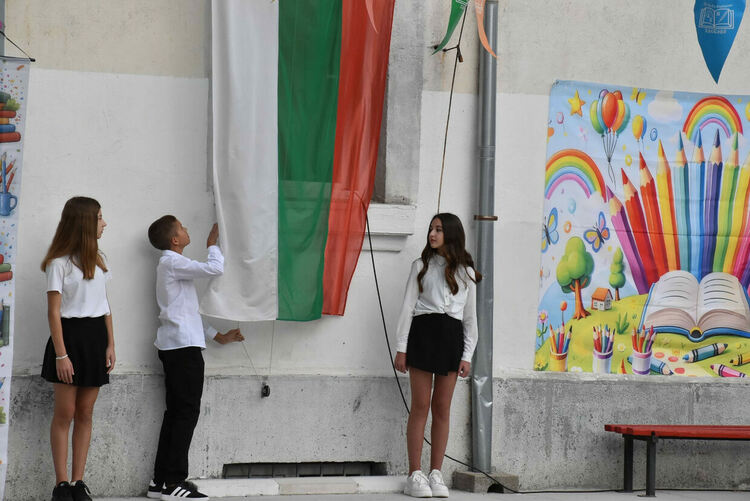 В ОУ „Св. Климент Охридски“ вместо букети дариха средства за деца в нужда