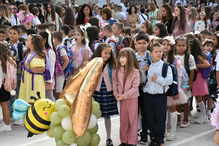 В ОУ „Св. Климент Охридски“ вместо букети дариха средства за деца в нужда