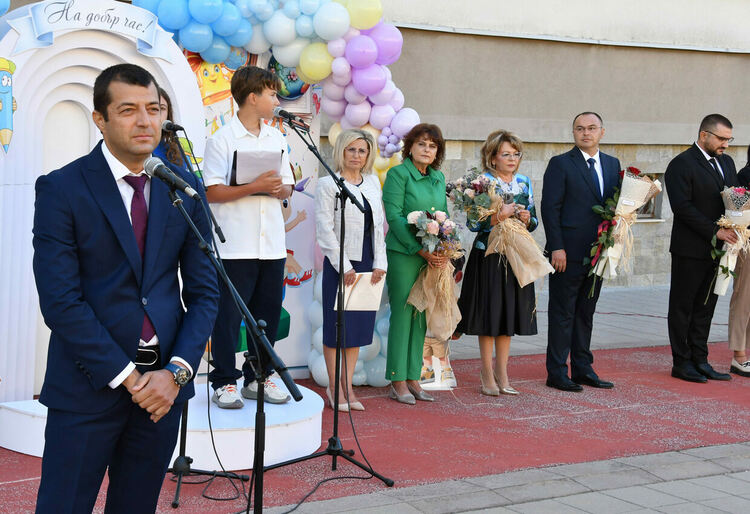 112 първокласници посрещна ОУ „Иван Рилски“, откриха нов СТЕМ център