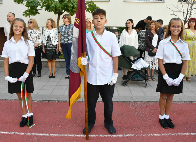 112 първокласници посрещна ОУ „Иван Рилски“, откриха нов СТЕМ център  