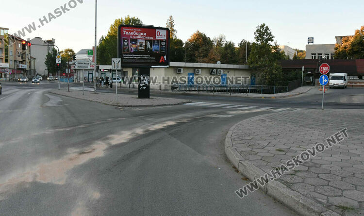 Камион разля 1 тон нафта в Хасково след удар в бетонен конус