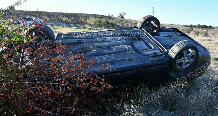 Трима пострадаха при обръщане на кола по таван край Хасково