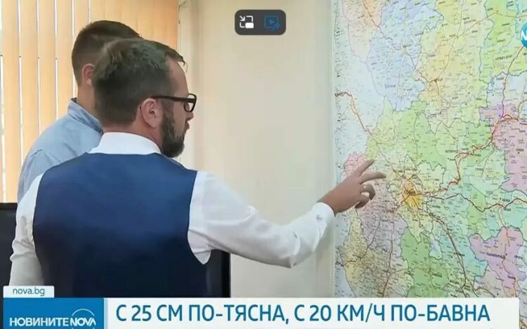 Шефът на АПИ Йордан Вълчев показва стеснените участъци магистрала „Европа“, която започва от София и стига до сръбската граница. Според него догодина максималната разрешена скорост до 120 км в час може да стане „стандарт“ за всички магистрали у нас.