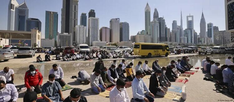 ОАЕ засега са единствената страна в региона, в която уикендът бе съкратен до два дни - събота и неделя - но идеята се обсъжда и в Саудитска Арабия