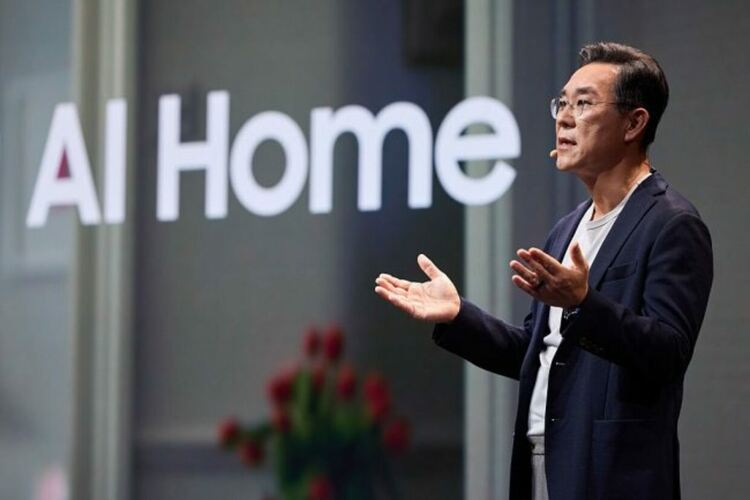 Чолги Ким, ръководител „Дигитални уреди“, говори за „AI Home: Future Living, Now“ на презентацията на Samsung на IFA 2025.