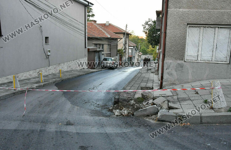 Камион разля 1 тон нафта в Хасково след удар в бетонен конус