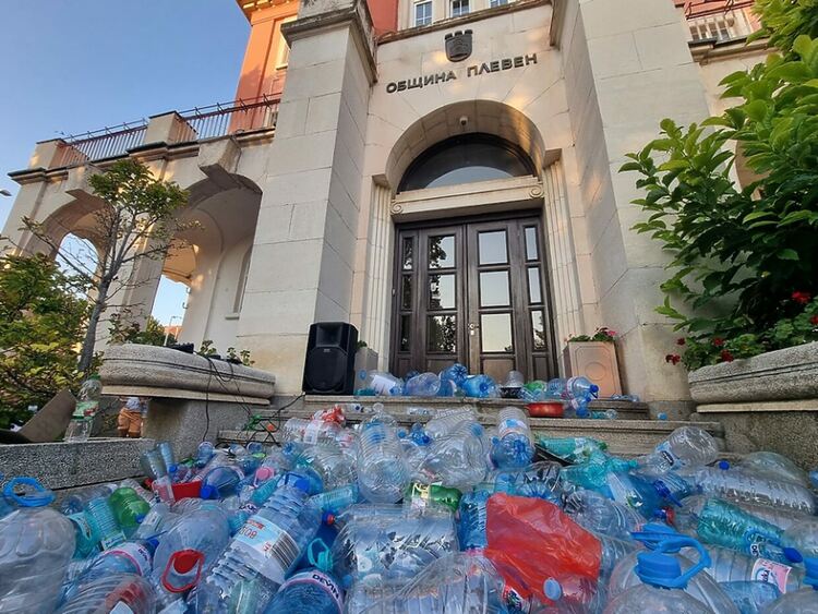 Протестите в защита на правото да имат вода вече са традиционни за гражданите на Плевен. От днес и още един областен град в региона минава на режим - Ловеч