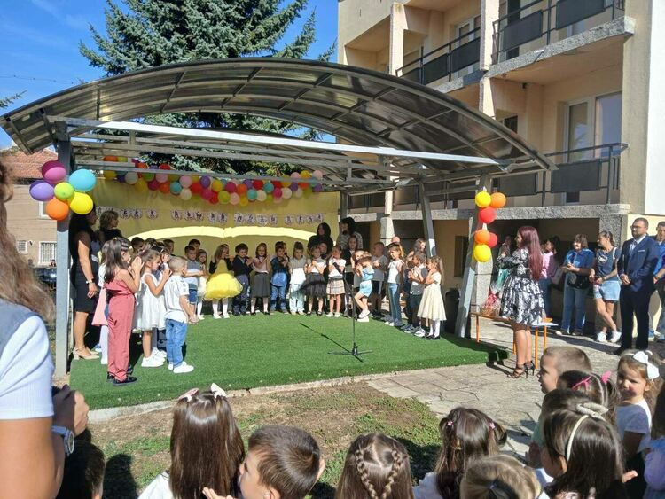 1934 деца прекрачиха прага на училища и детски градини в Радомир за първия учебен ден