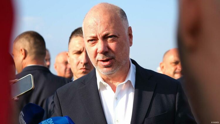 Макар и недостатъчни за събаряне на правителството, петият вот на недоверие срещу кабинета на Росен Желязков ще събере повече гласове от предишните