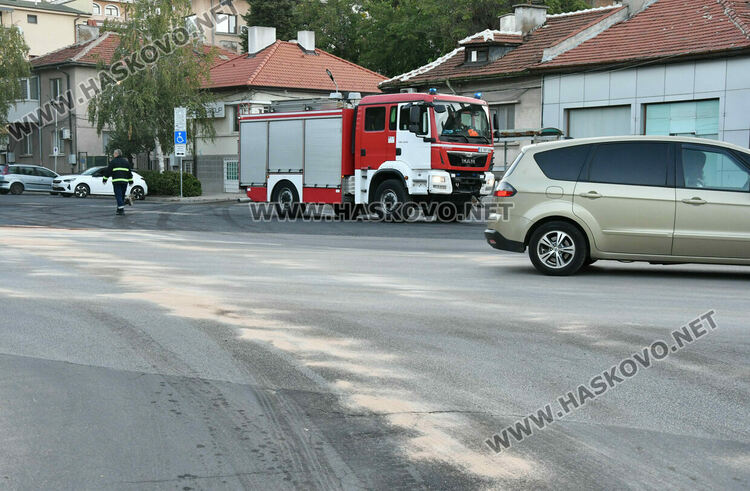 Камион разля 1 тон нафта в Хасково след удар в бетонен конус