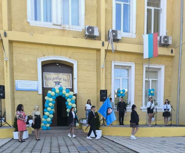 1934 деца прекрачиха прага на училища и детски градини в Радомир за първия учебен ден