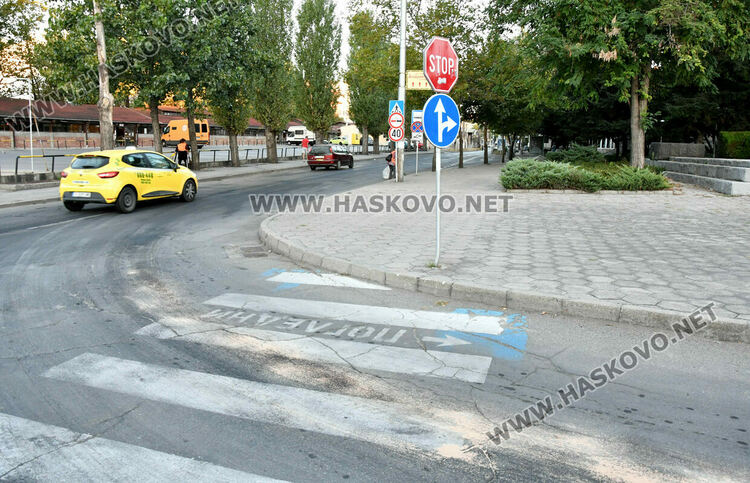 Камион разля 1 тон нафта в Хасково след удар в бетонен конус