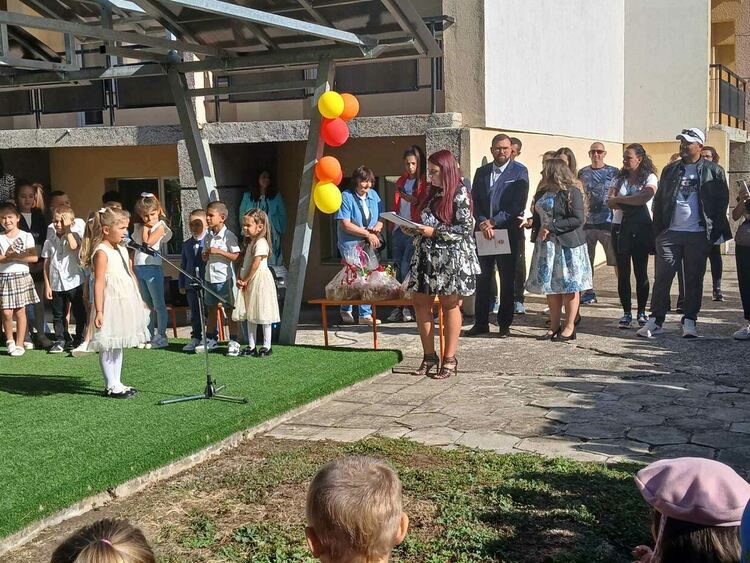 1934 деца прекрачиха прага на училища и детски градини в Радомир за първия учебен ден