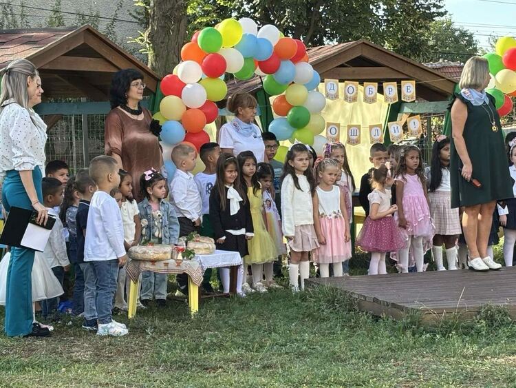 1934 деца прекрачиха прага на училища и детски градини в Радомир за първия учебен ден