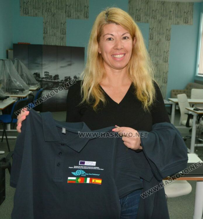 Директорът на ПМГ Гергана Петрова с тениска на проекта, с който училището спечели наградата на ЕК за иновативно преподаване