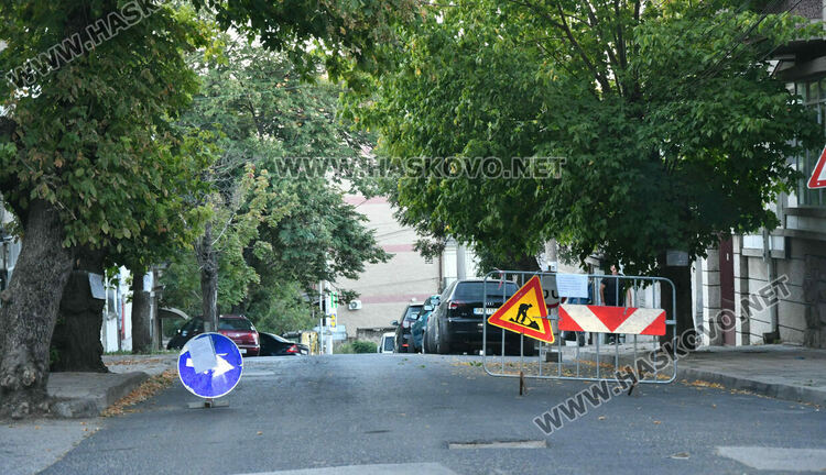 Камион разля 1 тон нафта в Хасково след удар в бетонен конус