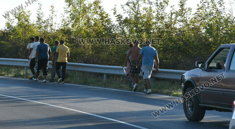 Трима пострадаха при обръщане на кола по таван край Хасково