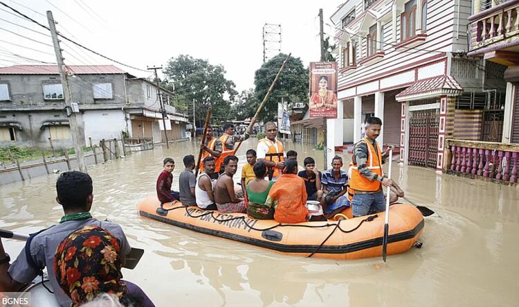 Индия потъва: Мусоните опустошават щати, хиляди на ръба на оцеляването