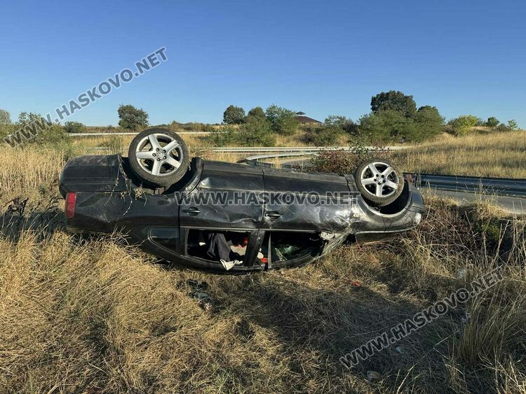 Трима пострадаха при обръщане на кола по таван край Хасково