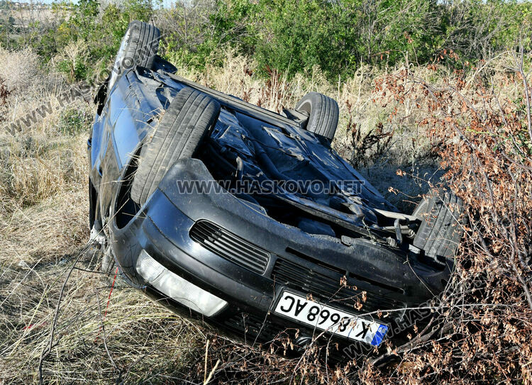 Трима пострадаха при обръщане на кола по таван край Хасково