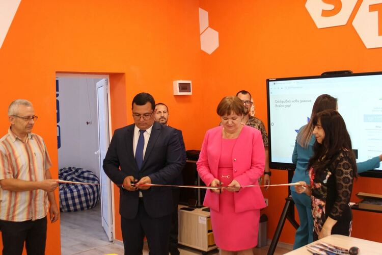 Професионалната гимназия по електротехника „А. С. Попов“ – Девин стартира учебната година с нови кабинети и модерна STEM среда