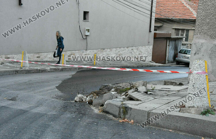 Камион разля 1 тон нафта в Хасково след удар в бетонен конус